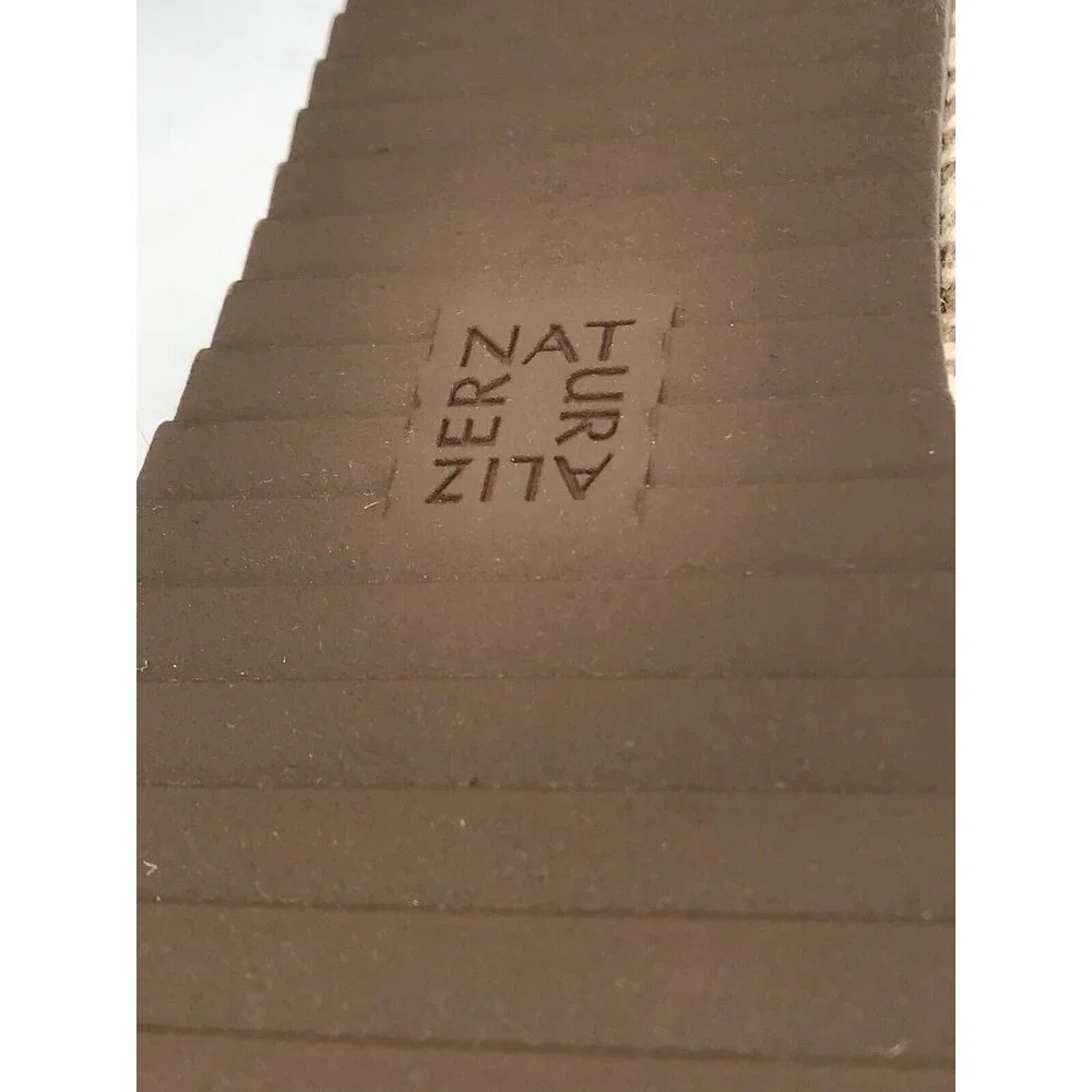 Naturalizer box has